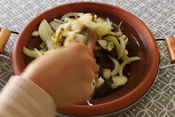 Cuocere a fuoco medio-basso con un frangifiamma, mescolando di tanto in tanto. Lasciare cuocere fino a quando il fegato non sarà cotto (circa 20-25 minuti).