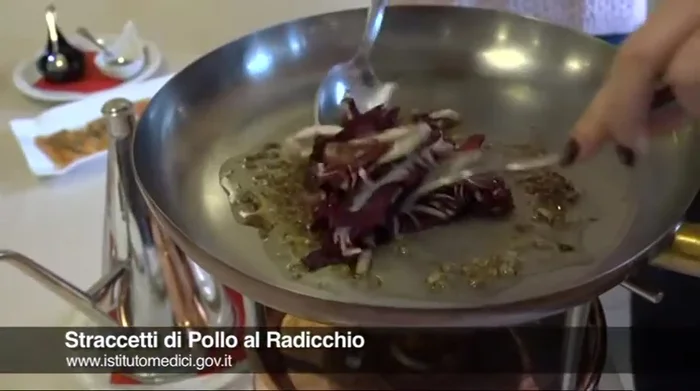 Lasciar cuocere il radicchio per qualche minuto.