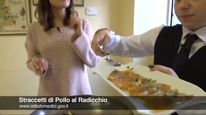 Aggiungere il pollo già marinato e tagliato a strisce.
