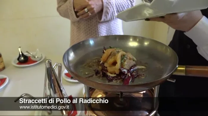 Cuocere per circa 10 minuti, o fino a quando il pollo è cotto.