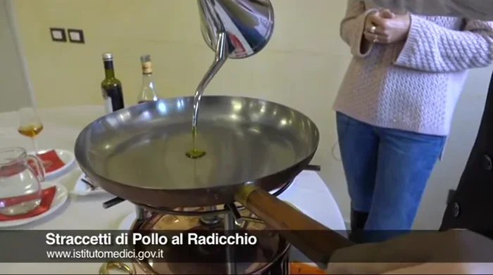 In una padella, aggiungere l'olio extravergine di oliva e la cipolla tritata. Far rosolare.