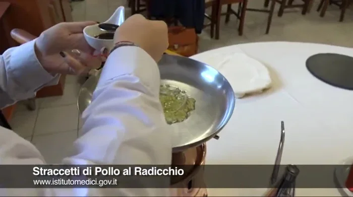 Aggiungere l'aceto balsamico e il miele. Mescolare.