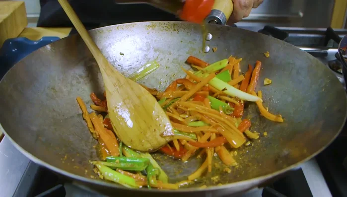 Aggiungere un cucchiaio di olio di sesamo e un cucchiaio (o due) di salsa di soia.
