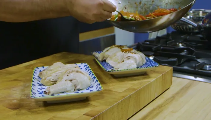Condire il pollo cotto a vapore con la salsa preparata nel wok.