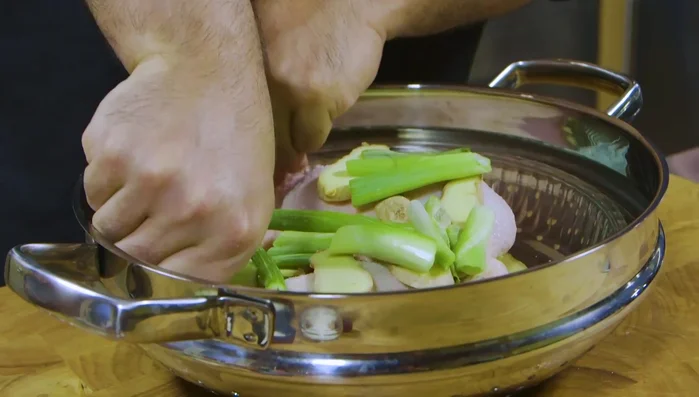 Mettere il cestello con il pollo nella pentola e cuocere a vapore per circa 40-50 minuti.