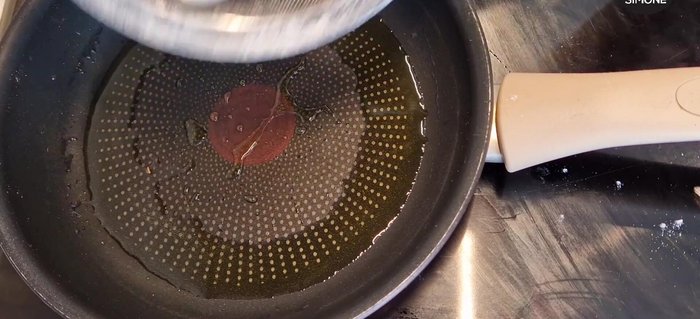 Togliere le scorzette e aggiungere il pollo infarinato alla padella.