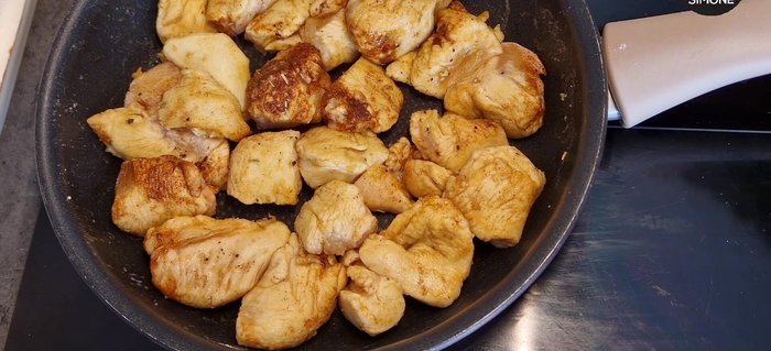 Sfumare con un po' di vino bianco.