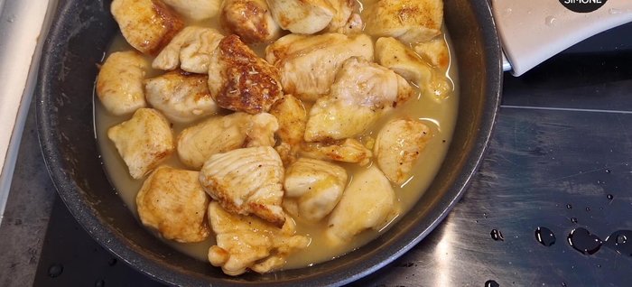 Continuare la cottura a fuoco medio-basso fino a quando il pollo sarà cotto e la salsa cremosa.