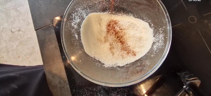 Infarinare i petti di pollo tagliati a cubetti, aggiungendo paprica affumicata e rosmarino.