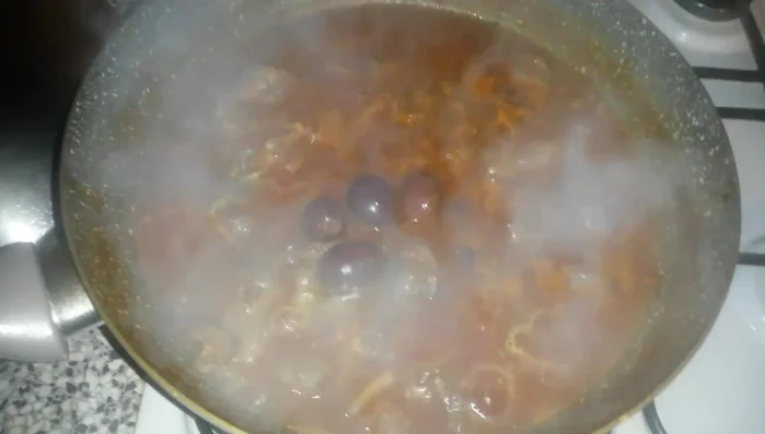 Aggiungere le olive nere quasi alla fine della cottura.