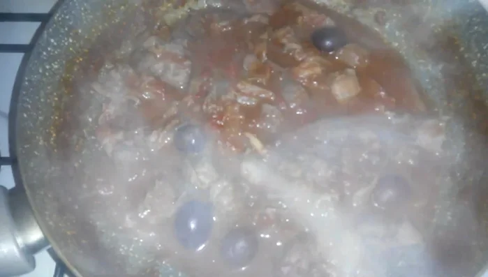 Negli ultimi 15 minuti di cottura, aggiungere peperoncino e pepe nero.