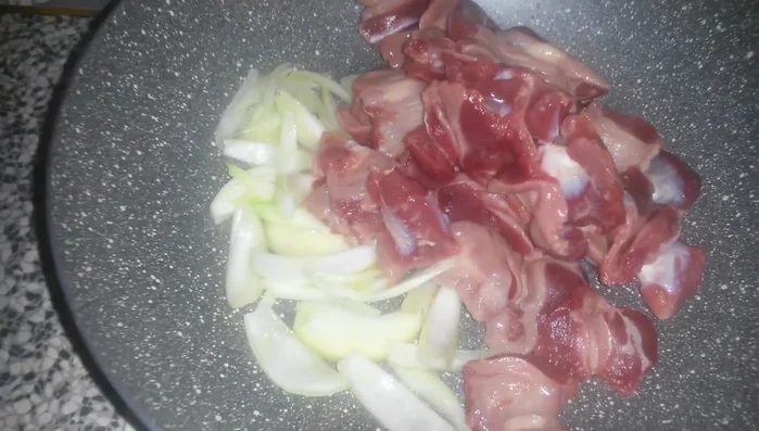 Aggiungere la cipolla tagliata a fettine e farla appassire.