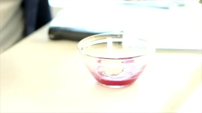 In un pentolino, scaldare una parte del succo di melograno. In una ciotola, stemperare mezzo cucchiaio di amido di mais con il succo di melograno rimanente. Aggiungere l'amido al pentolino con il succo caldo, mescolando continuamente fino a quando la salsa si addensa. Spegnere il fuoco e lasciare intiepidire.