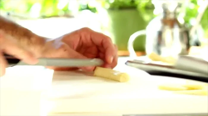 Tagliare i cuori di palma a tocchetti e la toma a triangolini sottili.
