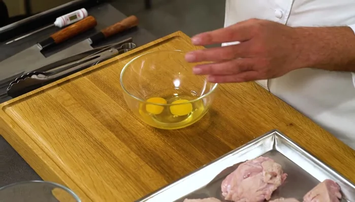 Preparare la panatura: passare le animelle nell'uovo sbattuto con un pizzico di sale, poi nel pane e infine nel pangrattato. (83.88)
