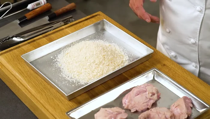 Friggere le animelle in abbondante olio di semi di arachidi a 170-180 gradi, facendo attenzione a non sovraffollare la padella. (109.5)
