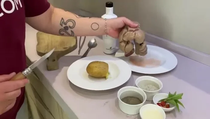 Pulire il rognone di vitello e lasciarlo spurgare per un'ora circa con vino bianco e sale.