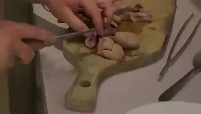 Preparare un olio aromatizzato con salvia e limone.
