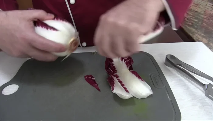 Cottura Radicchio: Mentre il fegato cuoce, preparare il radicchio. Lavare le foglie e scottarle brevemente sulla griglia o in una padella calda, giusto per ammorbidirle e renderle croccanti.