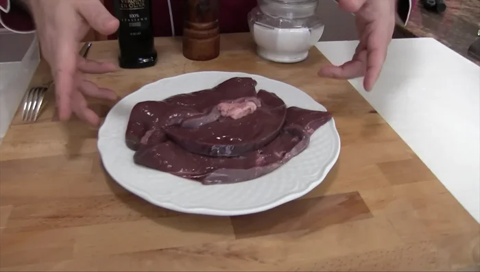 Preparare il fegato: Lavare bene le fettine di fegato per eliminare i residui di sangue. Asciugare.