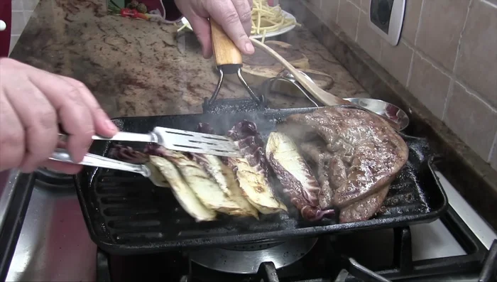 Servire: Una volta cotto, rimuovere il fegato dalla griglia e lasciarlo riposare leggermente. Tagliare a strisce e servire con il radicchio scottato.