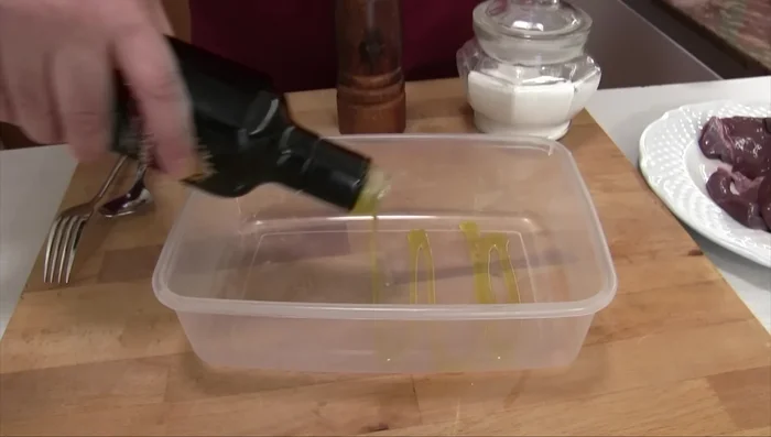 Marinatura: In un contenitore, preparare una marinata con olio extravergine di oliva, sale e pepe. Aggiungere le fettine di fegato, assicurandosi che siano ben coperte dalla marinata. Lasciar marinare per almeno qualche ora, meglio se tutta la notte in frigorifero.