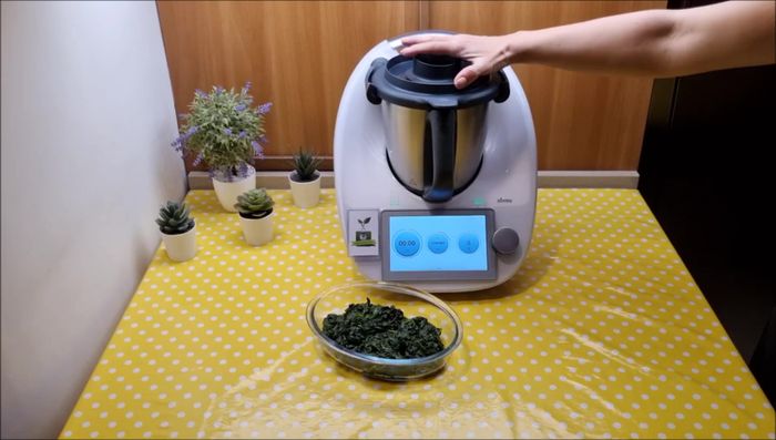 Azionare il Bimby per 20 secondi a velocità 4 per creare un'emulsione.