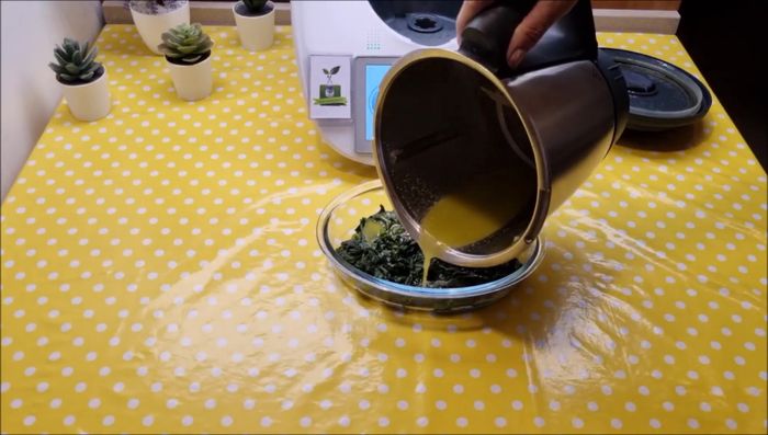 Versare l'emulsione sugli spinaci e servire.