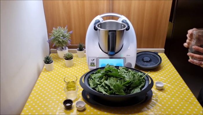 Mettere nel boccale del Bimby l'acqua e un cucchiaino di sale. Chiudere con il coperchio (senza il misurino).