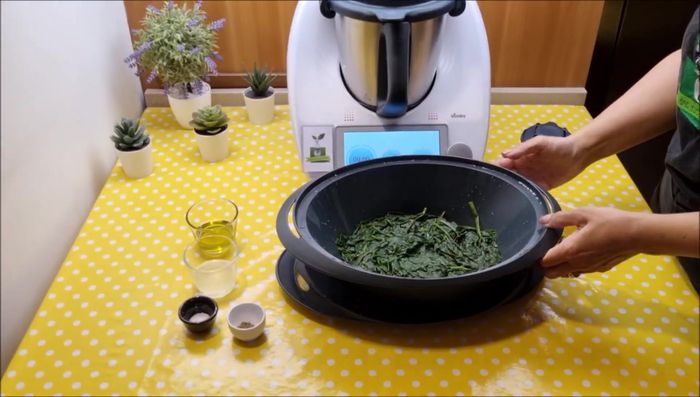 Una volta cotti, trasferire gli spinaci in una ciotola e svuotare il boccale.