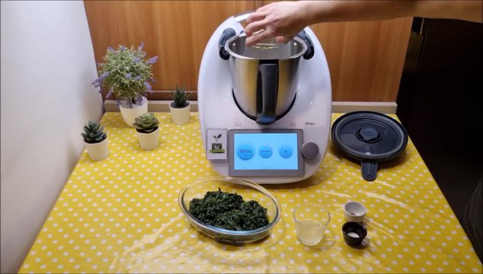 Nel boccale pulito, aggiungere l'olio, il succo di limone, il sale e il pepe.