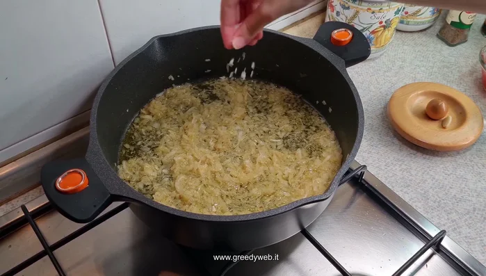 Aggiungiamo un pizzico di sale.
