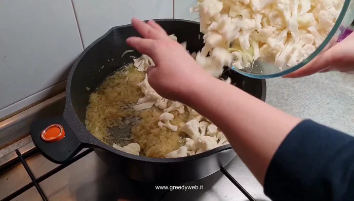 Aggiungiamo il cavolfiore e mescoliamo.