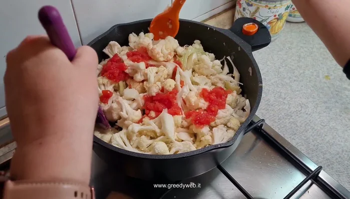 Aggiungiamo il pomodoro.