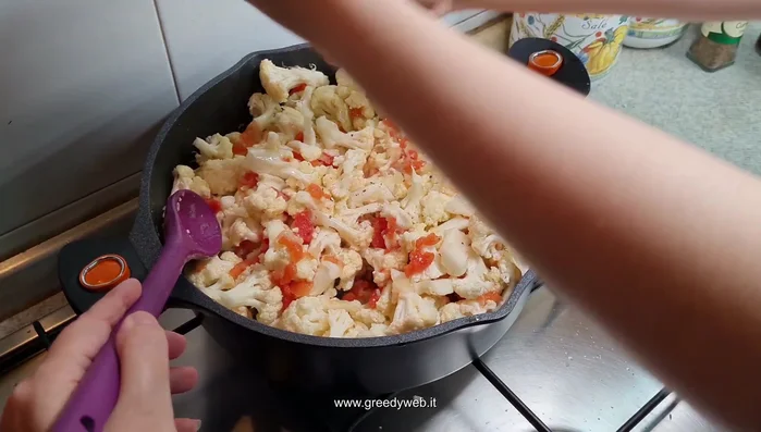 Aggiungiamo il peperoncino.