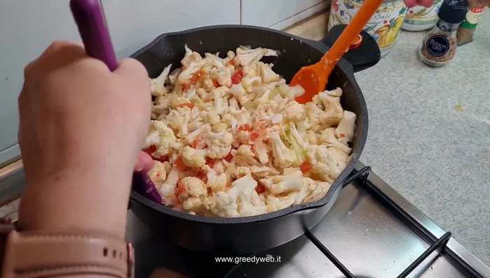 Aggiungiamo alcune gocce di salsa Worcestershire, il curry, lo zucchero, un po' di prezzemolo e il comino macinato.