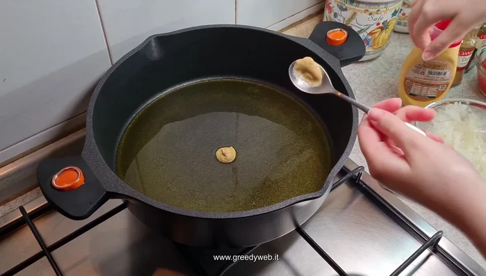 In una casseruola, mettiamo l'olio, la senape (di semi o normale) e le cipolle. State attenti perché schizzerà!