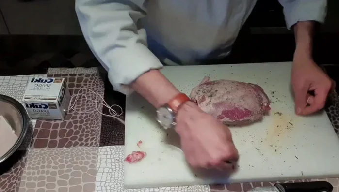 Legare il cosciotto con lo spago da cucina per mantenere la forma durante la cottura.