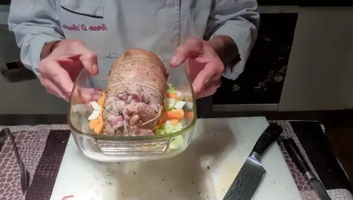 Infornare a 180°C per circa 2 ore, bagnando periodicamente con il vino bianco.