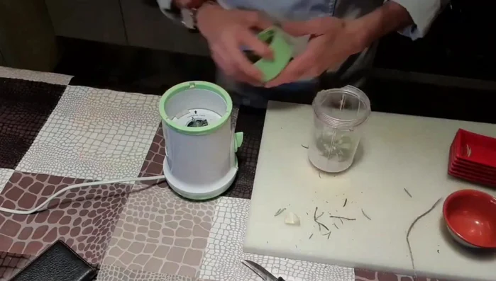 Insaporire il cosciotto d'agnello con l'aromatico, utilizzando un cutter per penetrare meglio la carne.