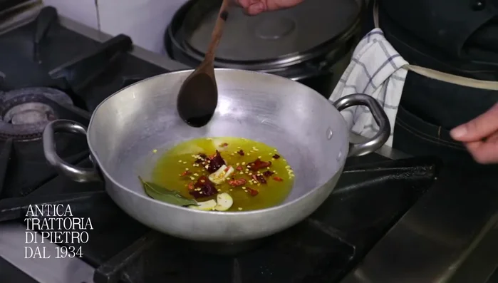 Fai andare a fuoco lento, finché il peperone non diventa dorato.