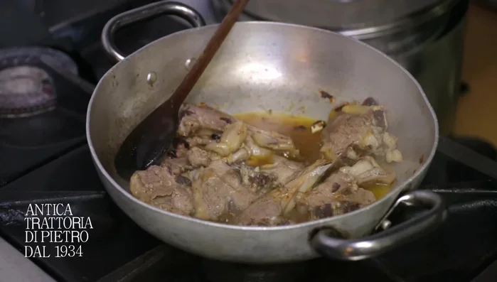 Aggiungi i pomodorini (circa 5-6) e lascia cuocere finché il ragù non si addensa leggermente e diventa di un colore rosato (circa 5-6 minuti).