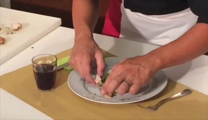 Disporre i lombi di coniglio sul piatto, aggiungere le pere e i pomodorini.