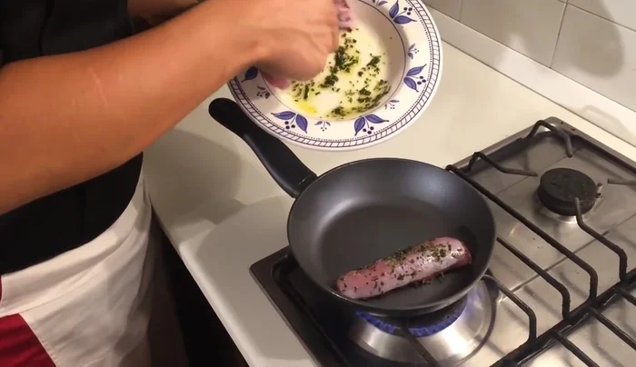 Marinare i lombi di coniglio con zucchero di canna, sale, olio, rosmarino, salvia e aglio per 5-6 minuti.