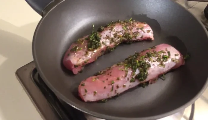 Caramellare i lombi di coniglio in una pentola antiaderente, usando la tecnica di Maillard per ottenere una crosticina.
