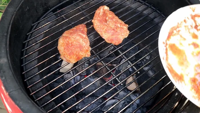 Grigliare il pollo a calore diretto a circa 300 gradi, fino a raggiungere una temperatura interna di 165 gradi. (1:15)