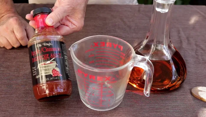 Spalmare la salsa al brandy sul pollo durante gli ultimi minuti di cottura. (1:59)