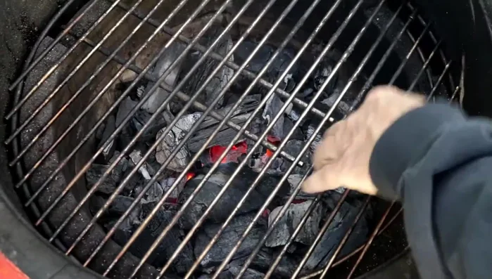 Accendere la griglia. Ungere le griglie per evitare che il pollo si attacchi. (0:12)