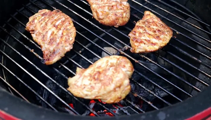 Togliere il pollo dalla griglia quando raggiunge i 165 gradi e lasciarlo riposare per circa 10 minuti. (2:34)
