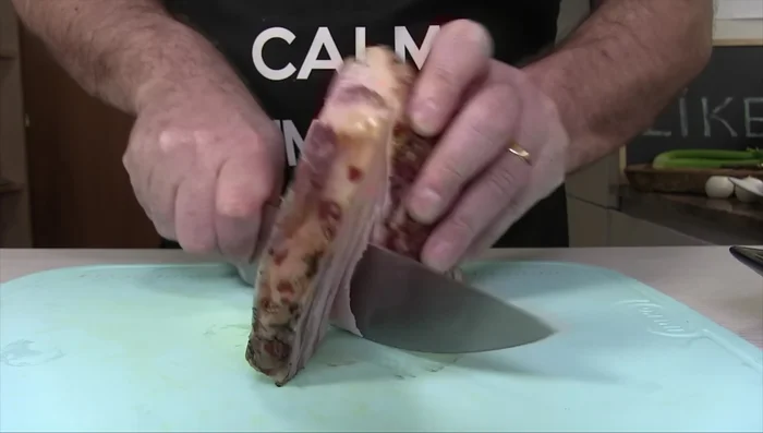 Tagliare il guanciale a cubetti piccoli.